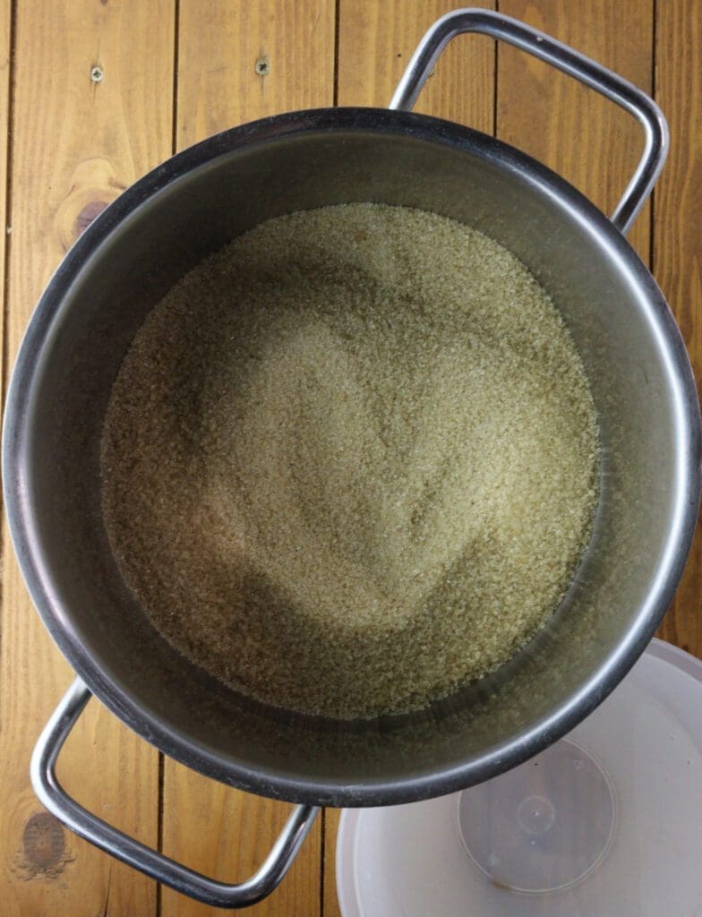 image of how to fill the pot with sugar